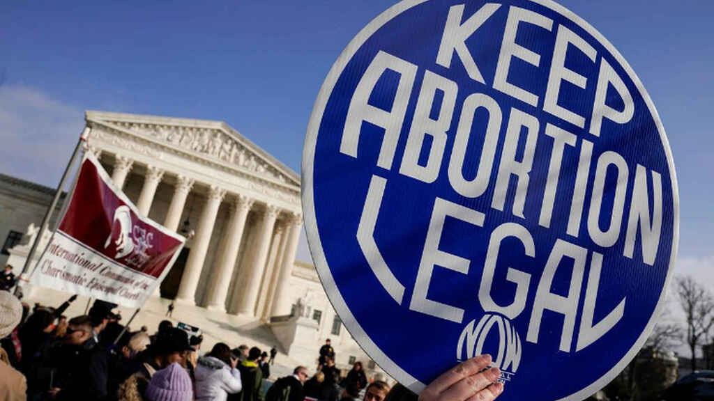 Corte Suprema de EU se inclina a restringir el derecho al aborto