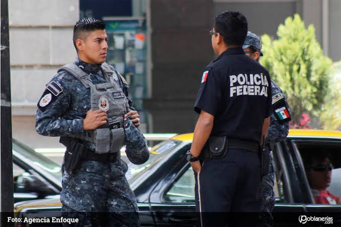 AMLO anuncia aumento salarial a policías y funcionarios federales
