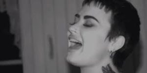 Demi Lovato ofrece concierto para ‘fantasmas’ en habitación abandonada