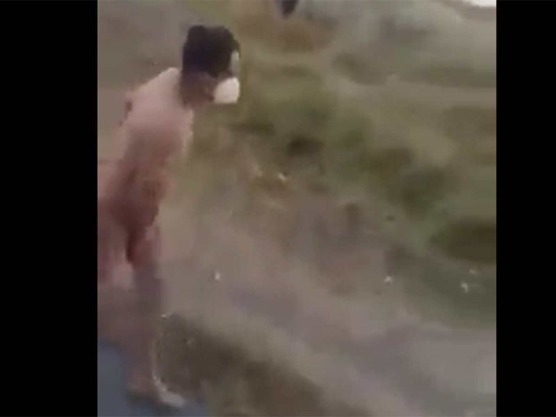 Desnudan a presunto ladrón de celulares en Toluca