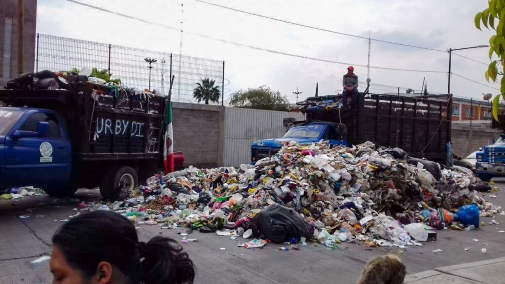 Empleados de limpia tiran basura en plena calle al no tener respuesta a sus demandas salariales