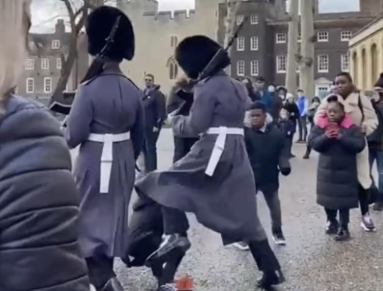 Guardia británico derriba a niño en plena marcha