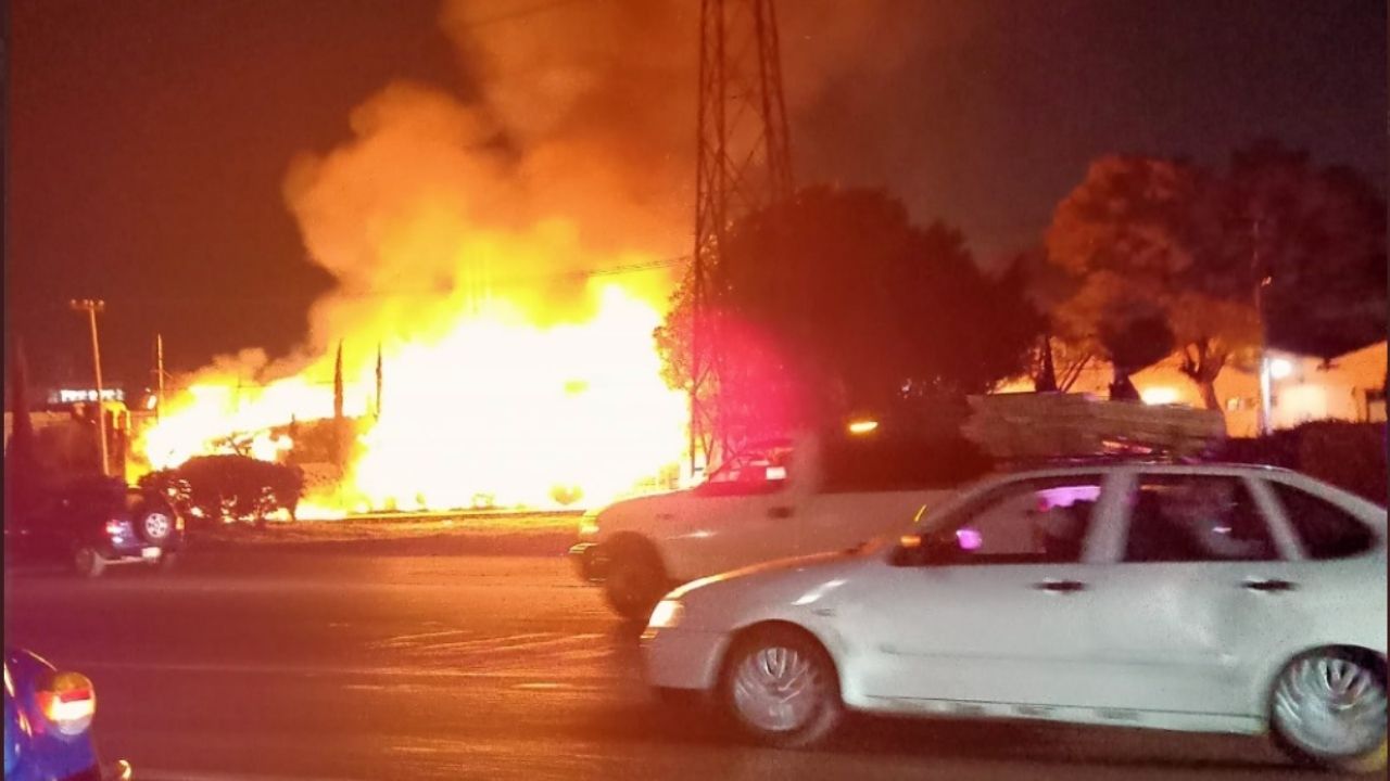 Incendio en inmueble abandonado sobre la México-Pachuca