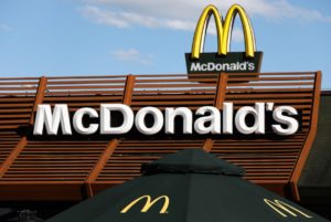 Empleados de McDonald’s se esconden durante tiroteo #VIDEO