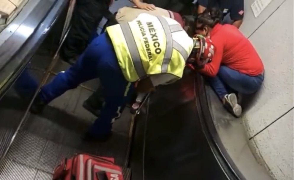 Niña atorada en una escalera eléctrica del Metro