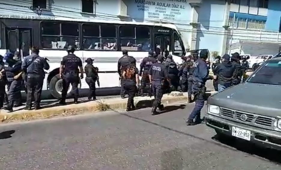 Policía recupera autobús secuestrado por presuntos normalistas en Oaxaca