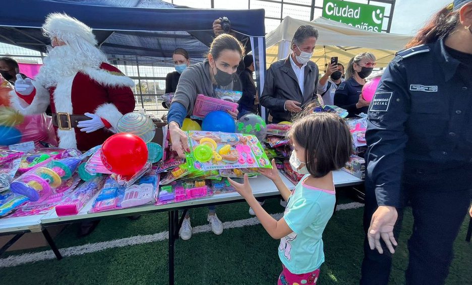 Policías y Santa Claus reparten más de mil juguetes a niños de Zapopan