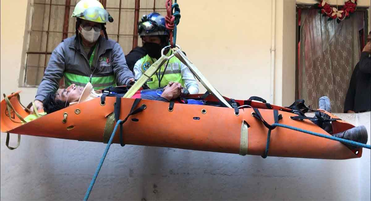 Rescatan a hombre que quedó colgando en lo alto de edificio en CDMX