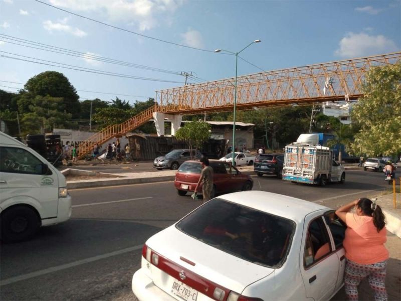 Tráiler repleto de migrantes volcado en Tuxtla Gutiérrez, Chiapas