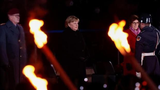 Alemania despide a Angela Merkel con rosas rojas y música punk