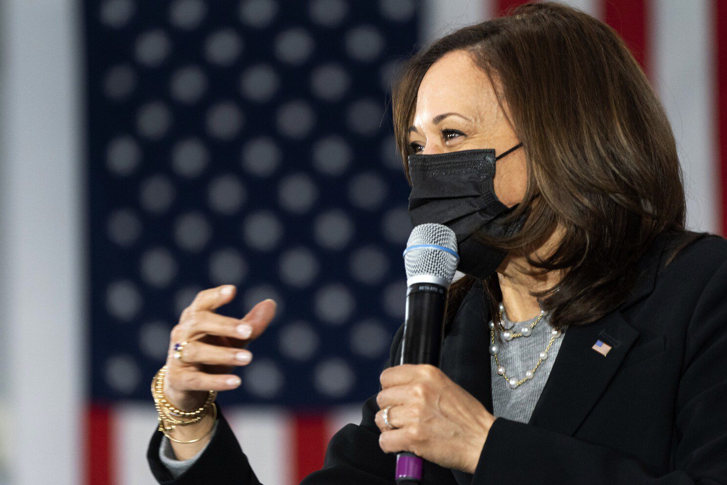 Kamala Harris estuvo en contacto con persona positiva a COVID