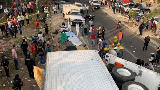 Se eleva a 56 el número de migrantes muertos por accidente de tráiler