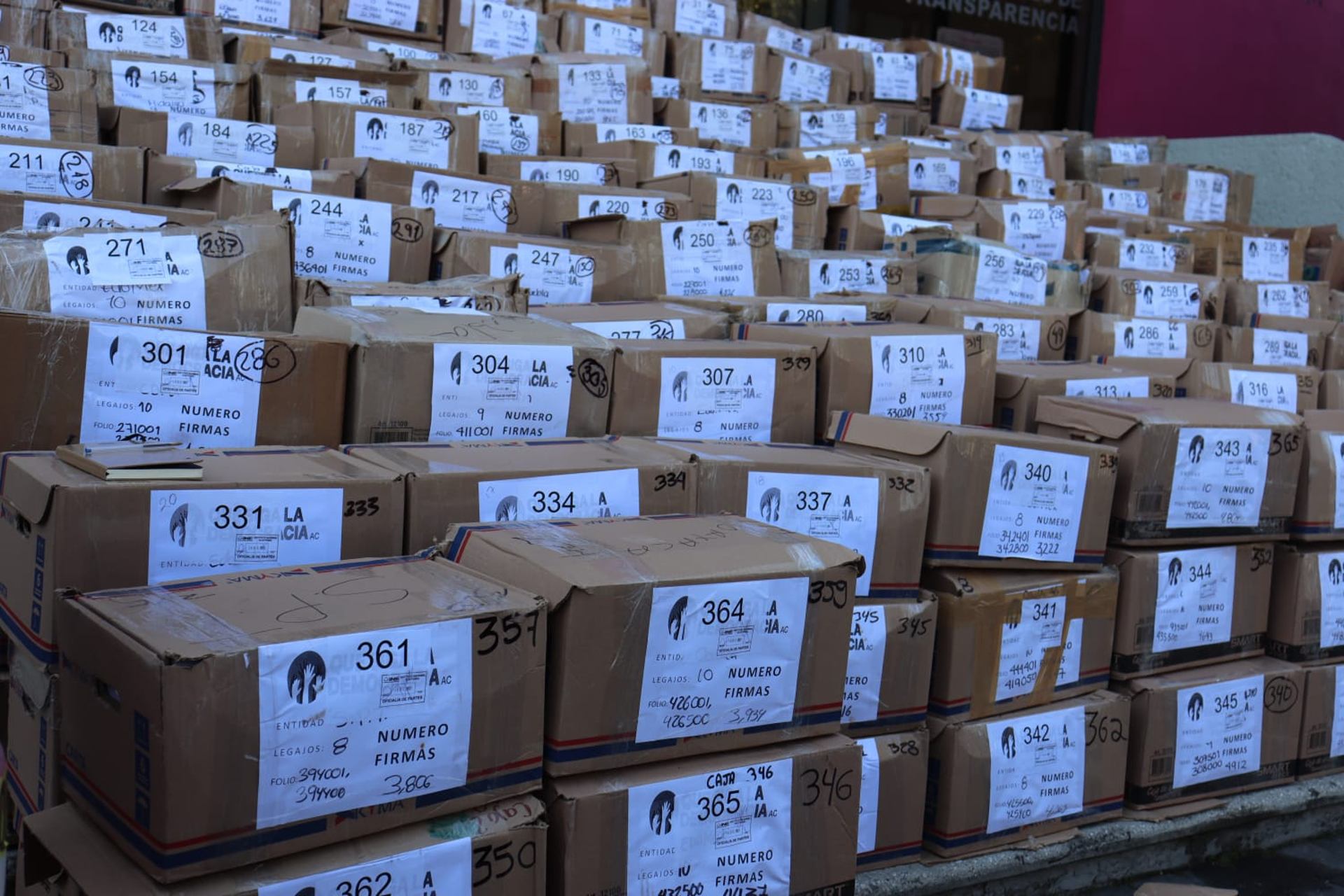 Seguidores de AMLO entregan firmas para revocación de mandato