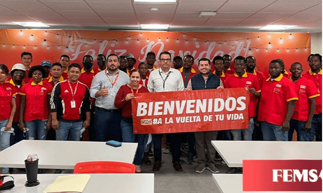 Femsa emplea a migrantes como cajeros de Oxxo