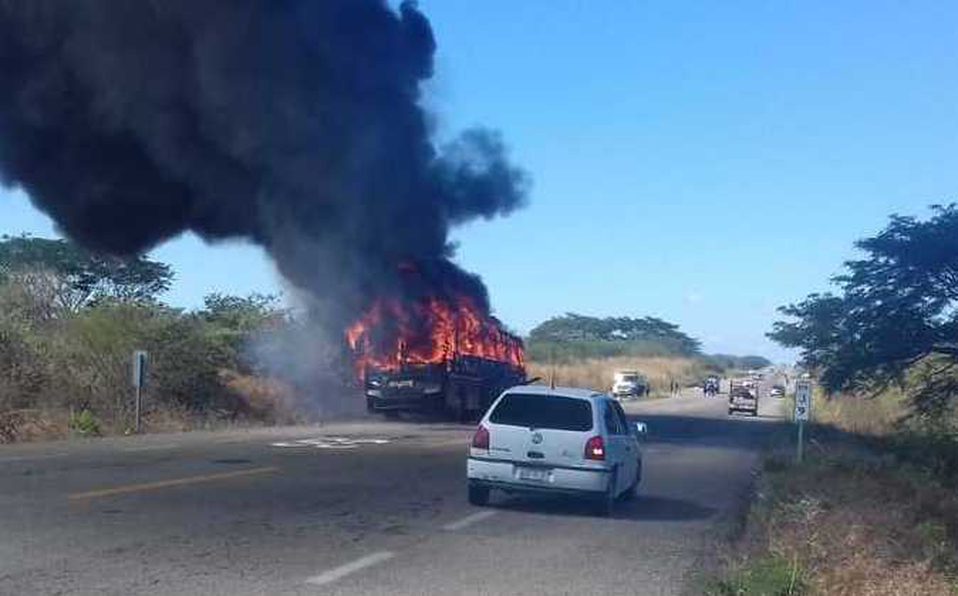 Se incendia autobús de pasajeros en carretera de Oaxaca