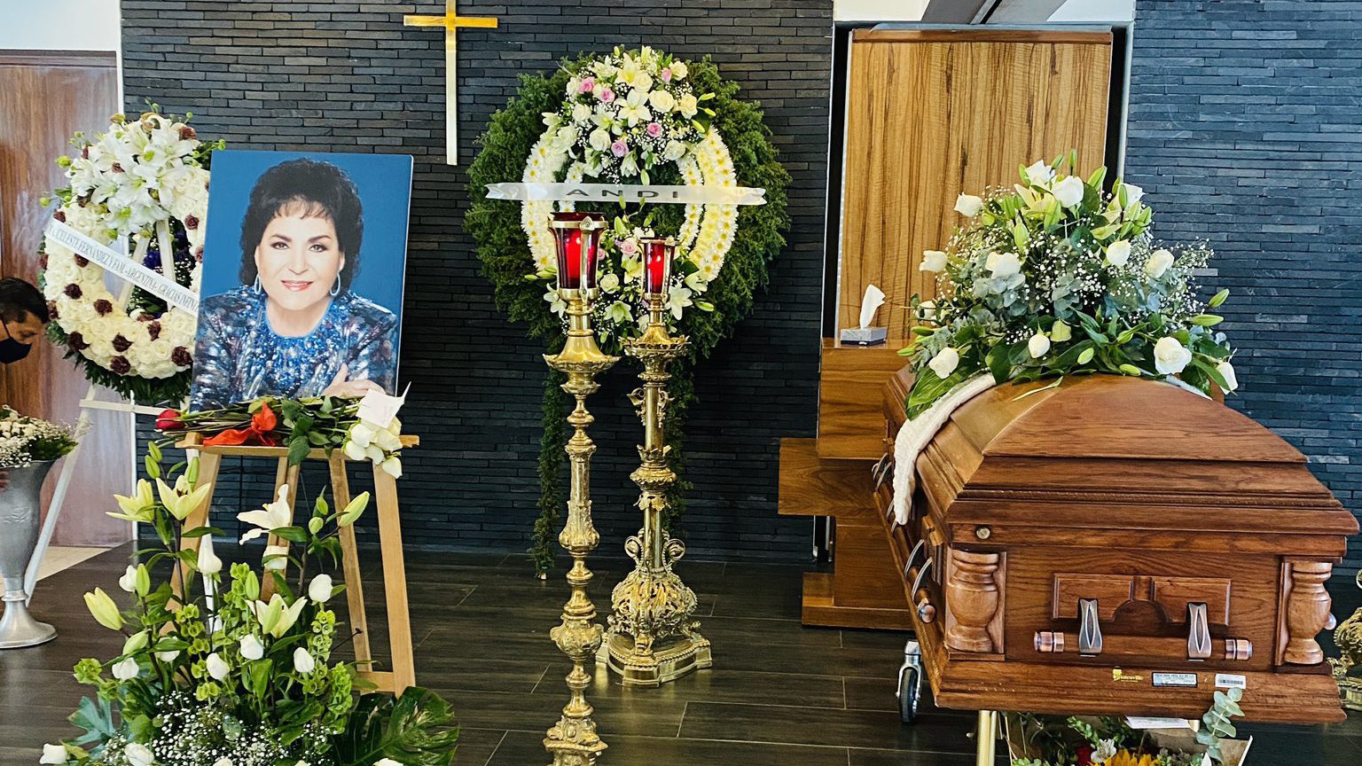 Famosos dan último adiós a Carmen Salinas en Félix Cuevas