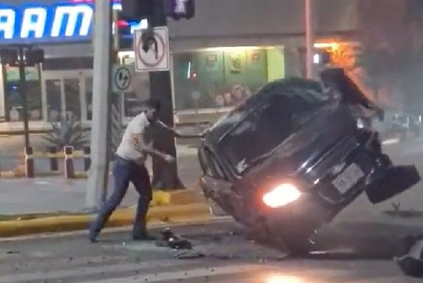 Joven voltea solo su carro tras volcadura, Monterrey, en NL #VIDEO