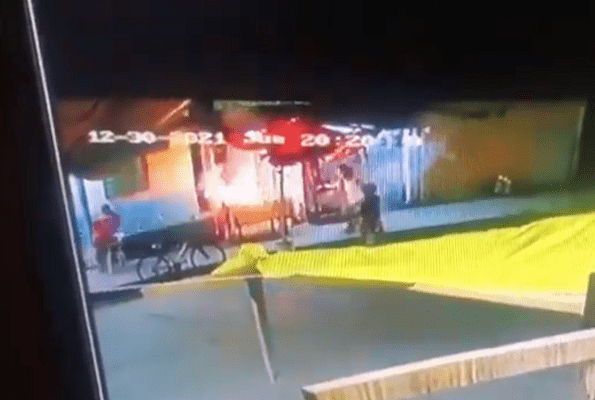 Niños provocan incendio en puesto de pirotecnia, en Tabasco #VIDEO