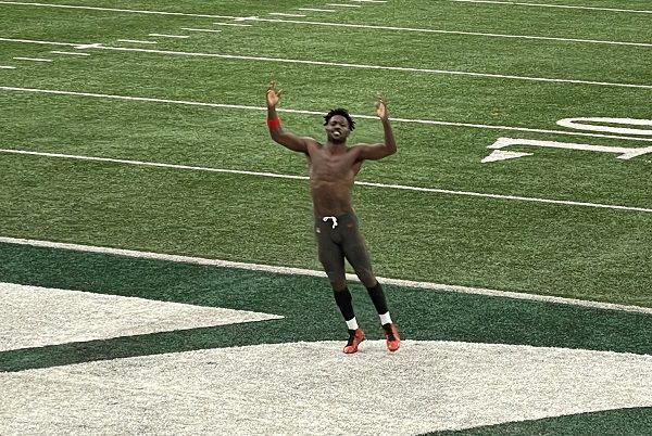 Antonio Brown hace berrinche en el MetLife Stadium y lo corren de Bucaneros #VIDEOS