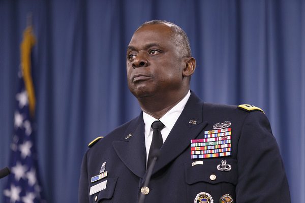 Con síntomas leves, el secretario de Defensa de EE.UU da positivo a Covid-19