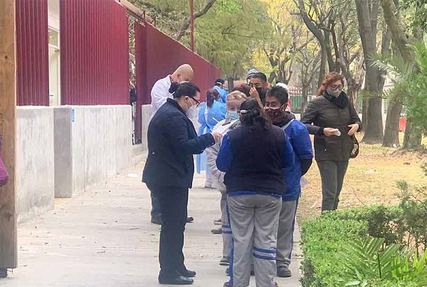 Abarrotan terminales y centro de pruebas Covid tras regreso vacacional