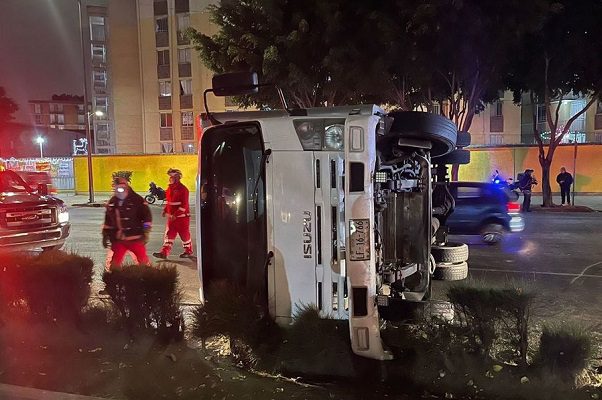 Camioneta con juguetes vuelca tras evitar choque contra taxi, en la Miguel Hidalgo