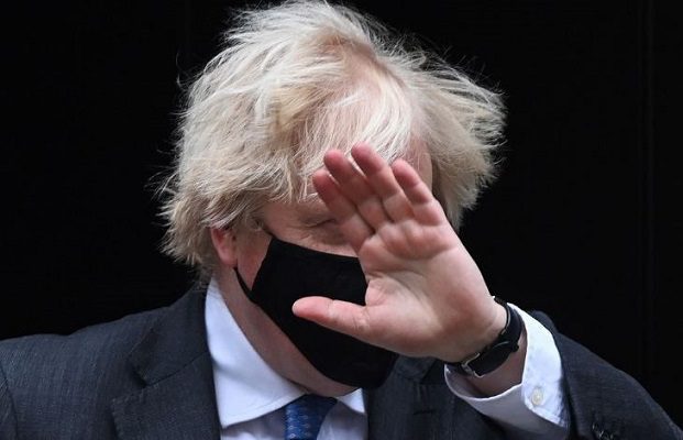 El Covid "está presionando" hospitales en Reino Unido, alerta Boris Johnson