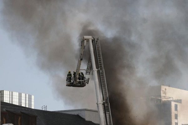 Tras ser controlado, se reactiva incendio en Parlamento de Sudáfrica