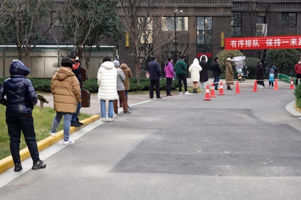 Destituyen a dos funcionarios de ciudad confinada en China