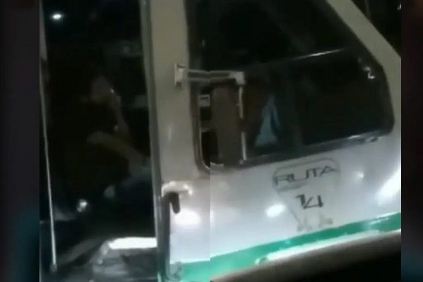 Exhiben a chofer de microbús drogándose, en Iztapalapa #VIDEO