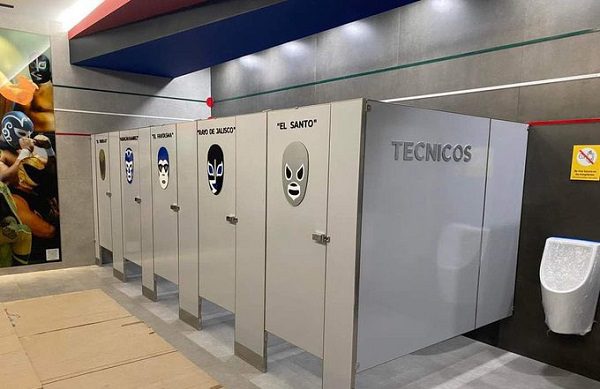 Comparten fotos de los baños temáticos del AIFA y los destruyen en redes