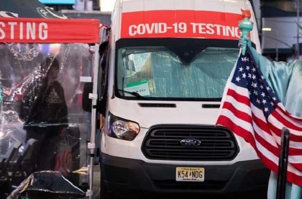 EE.UU. supera el millón de nuevos casos de COVID-19 en un día