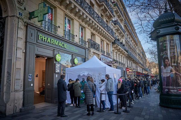 Francia y Reino Unido rompen récord de contagios de Covid-19
