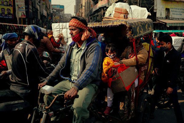 Tras cuadruplicarse casos Covid, Nueva Delhi impone toque de queda