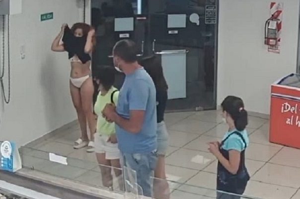 Ante negativa de venta, joven usa vestido de cubrebocas para comprar helados