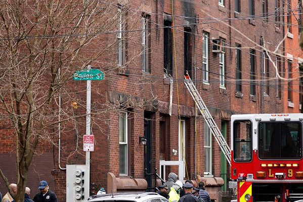 13 muertos, entre ellos siete niños, tras incendio en edificio de Filadelfia