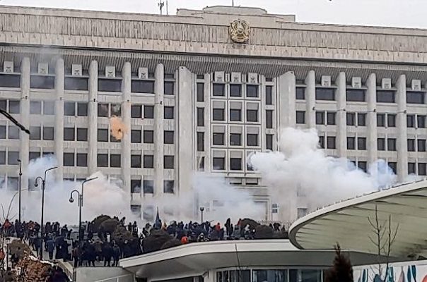 Kazajistán declara emergencia y renuncia gabinete tras disturbios por alza de combustible #VIDEO