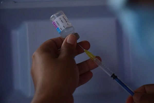 Madre oculta a sus hijos para evitar que sean vacunados, en España