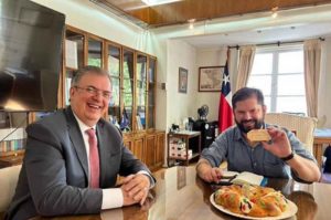 Ebrard comparte Rosca de Reyes con Gabriel Boric, presidente electo de Chile