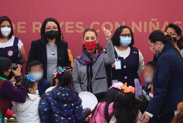 Sheinbaum parte Rosca de Reyes con niños de estancia infantil de la FGJ