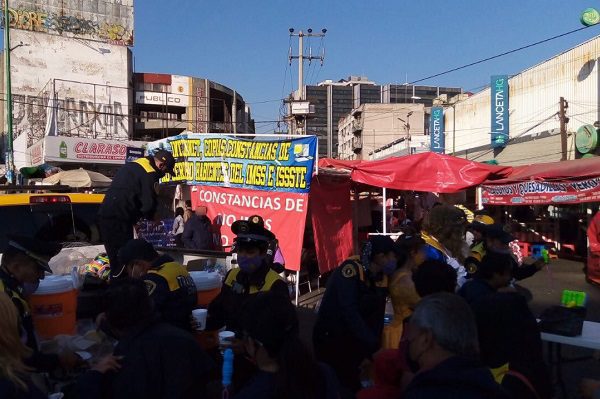 Policías de tránsito reparten juguetes y rosca de reyes en CDMX