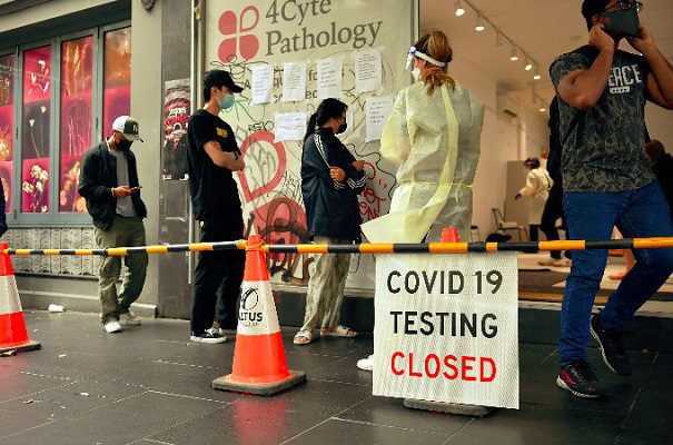 La OMS advierte que Ómicron puede ser menos grave, pero no "leve"