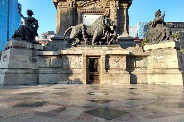 Limpian pintas de comunidad del ENAH en el Ángel de la Independencia