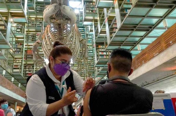 Reagendarán vacunación a maestros tras retrasos por tormentas invernales en EU