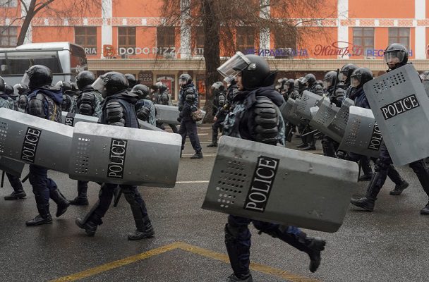 Tropas rusas arriban a Kazajistán para frenar violentos disturbios