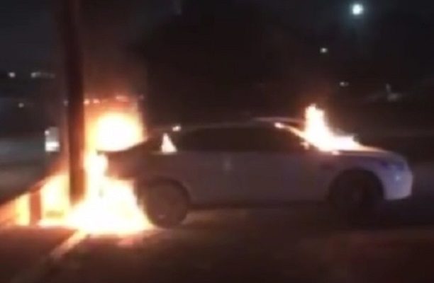 Abandonan auto incendiado frente a Fiscalía en Tijuana y amenazan a fiscal