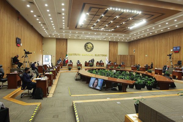 AMLO anuncia plan de austeridad al INE para revocación de mandato