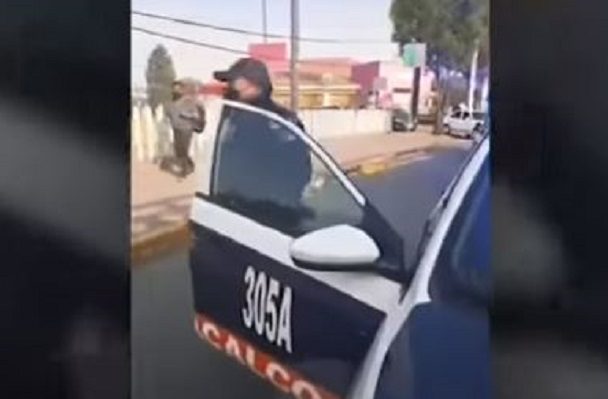 Policías acompañan a víctima de extorsión a cajero, en Coacalco #VIDEO