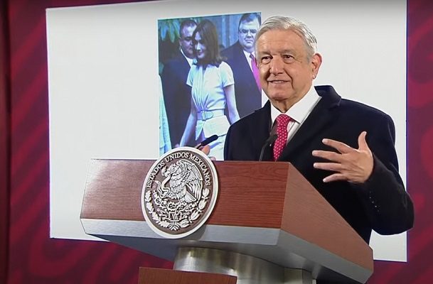 AMLO muestra foto de García Luna viendo “irrespetuosamente” a Carla Bruni