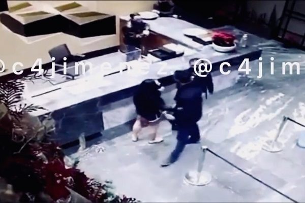 Por no dejarlo pasar, sujeto golpea a trabajador de City Towers #VIDEO